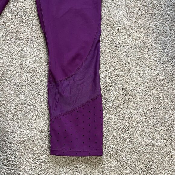 Athleta Maroon Sonar Laser Cut Mesh Capri Leggings - Size Medium T - Picture 4 of 8